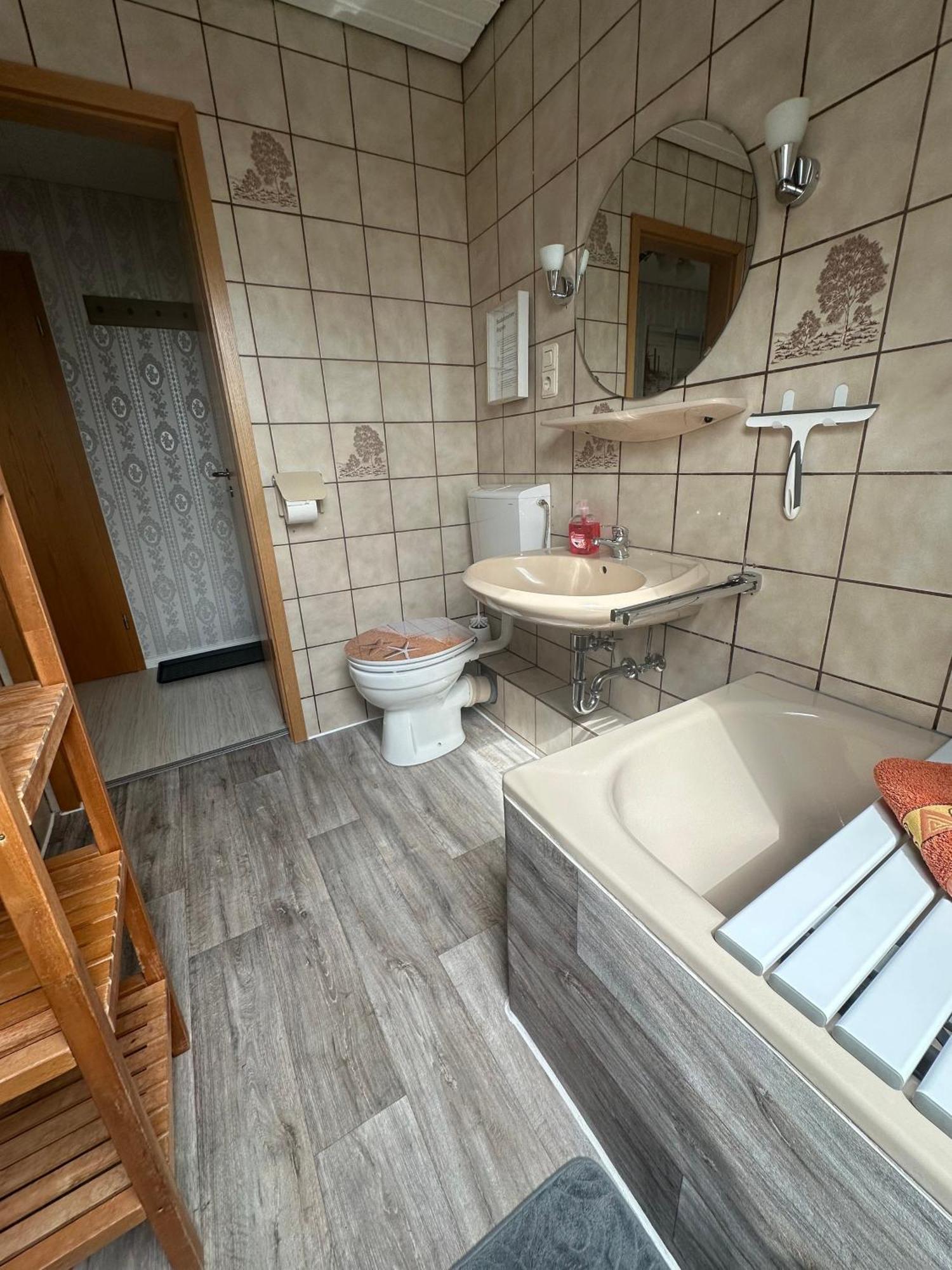 Rosenhaus Esens - Wohnung Backbord Ngoại thất bức ảnh